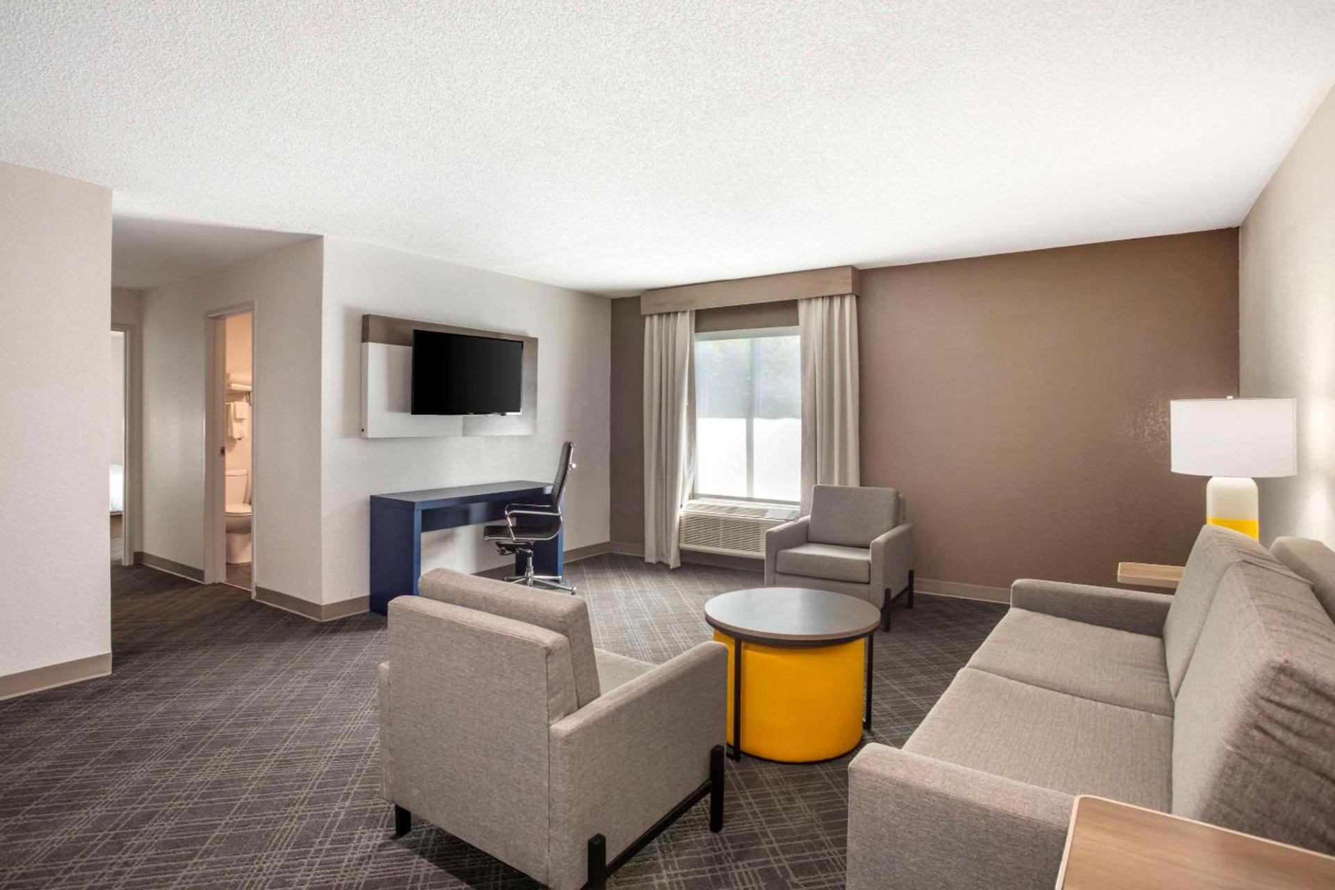 Comfort Suites Nashville Airport - BNA photo 19
