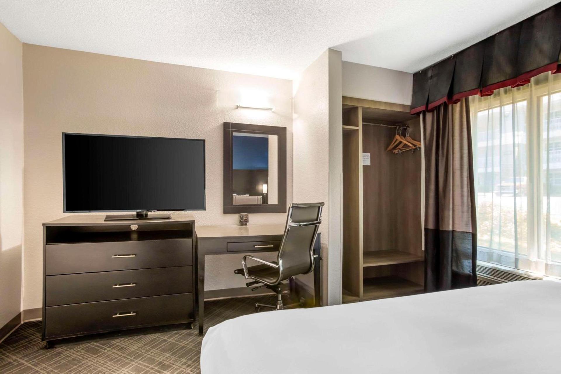 Comfort Suites Nashville Airport - BNA photo 22