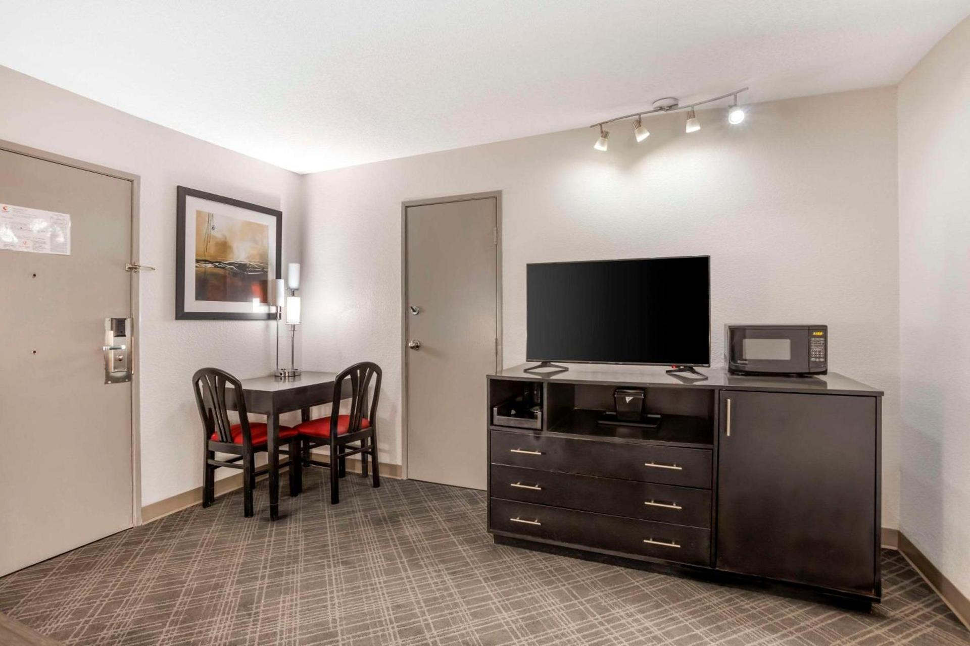 Comfort Suites Nashville Airport - BNA photo 23