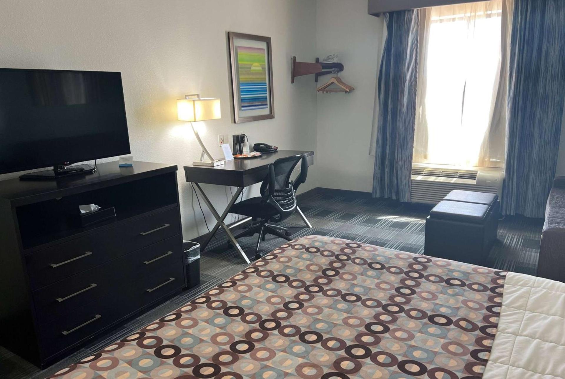 Days Inn by Wyndham Alva photo 12