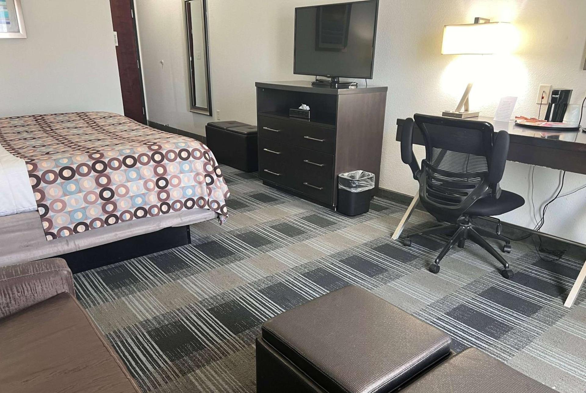 Days Inn by Wyndham Alva photo 13