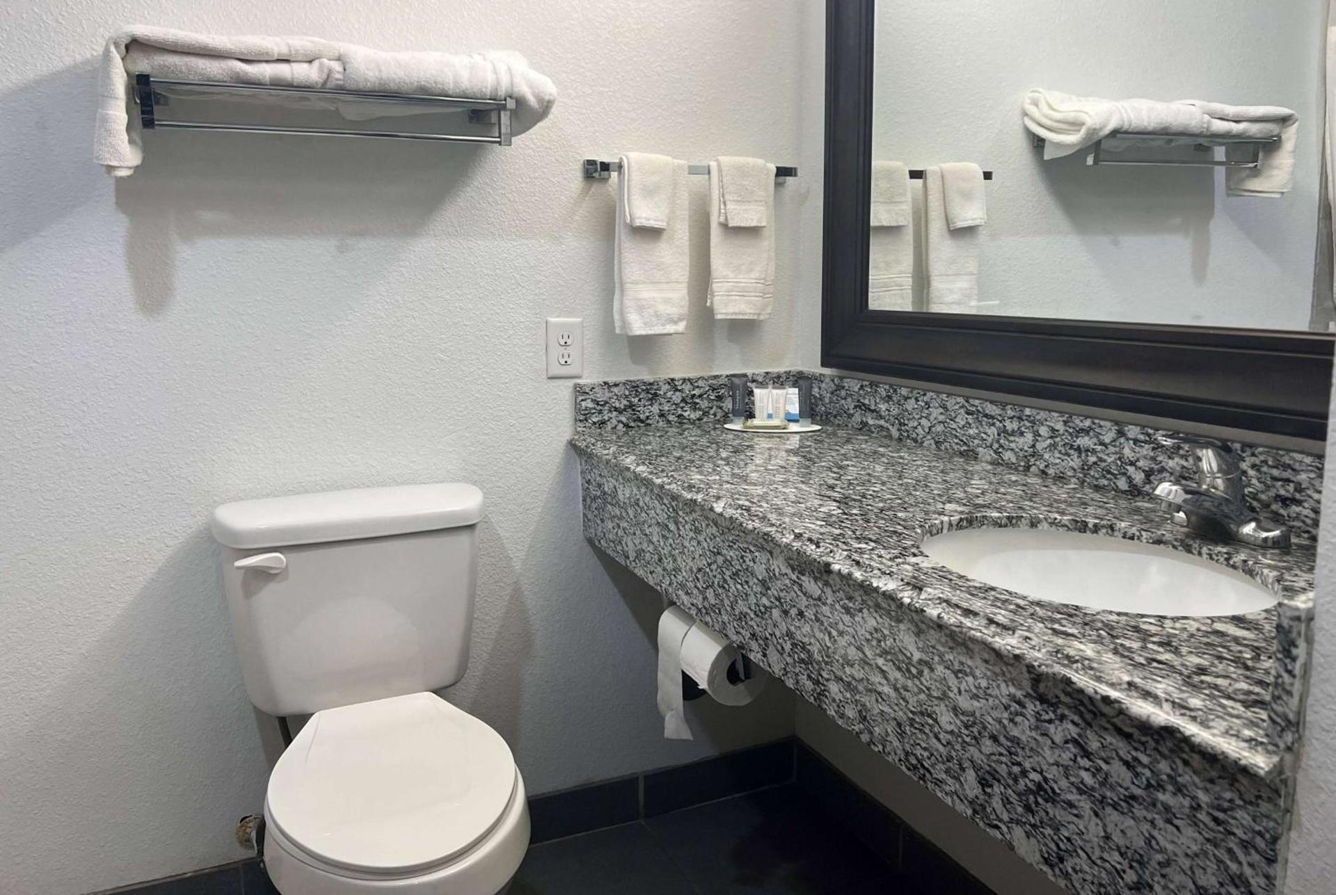 Days Inn by Wyndham Alva photo 15