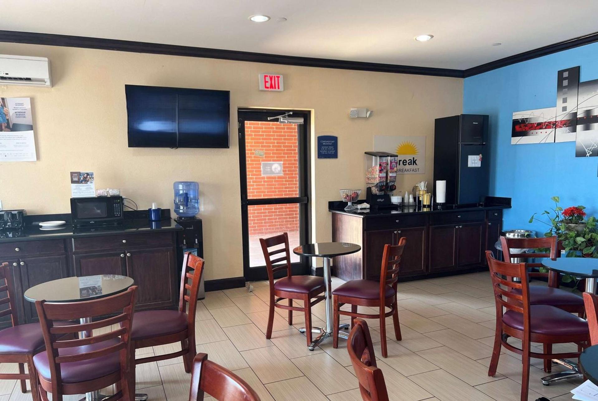 Days Inn by Wyndham Alva photo 16
