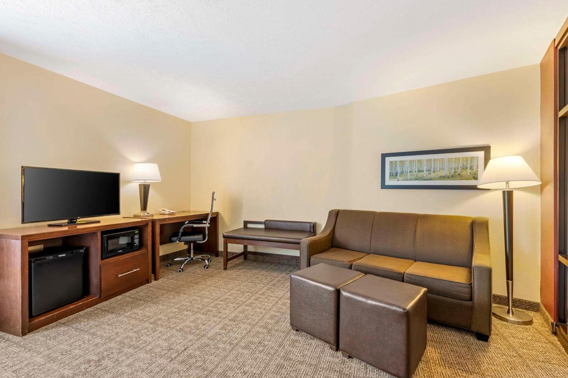 Comfort Suites East Lincoln - Mall Area photo 16