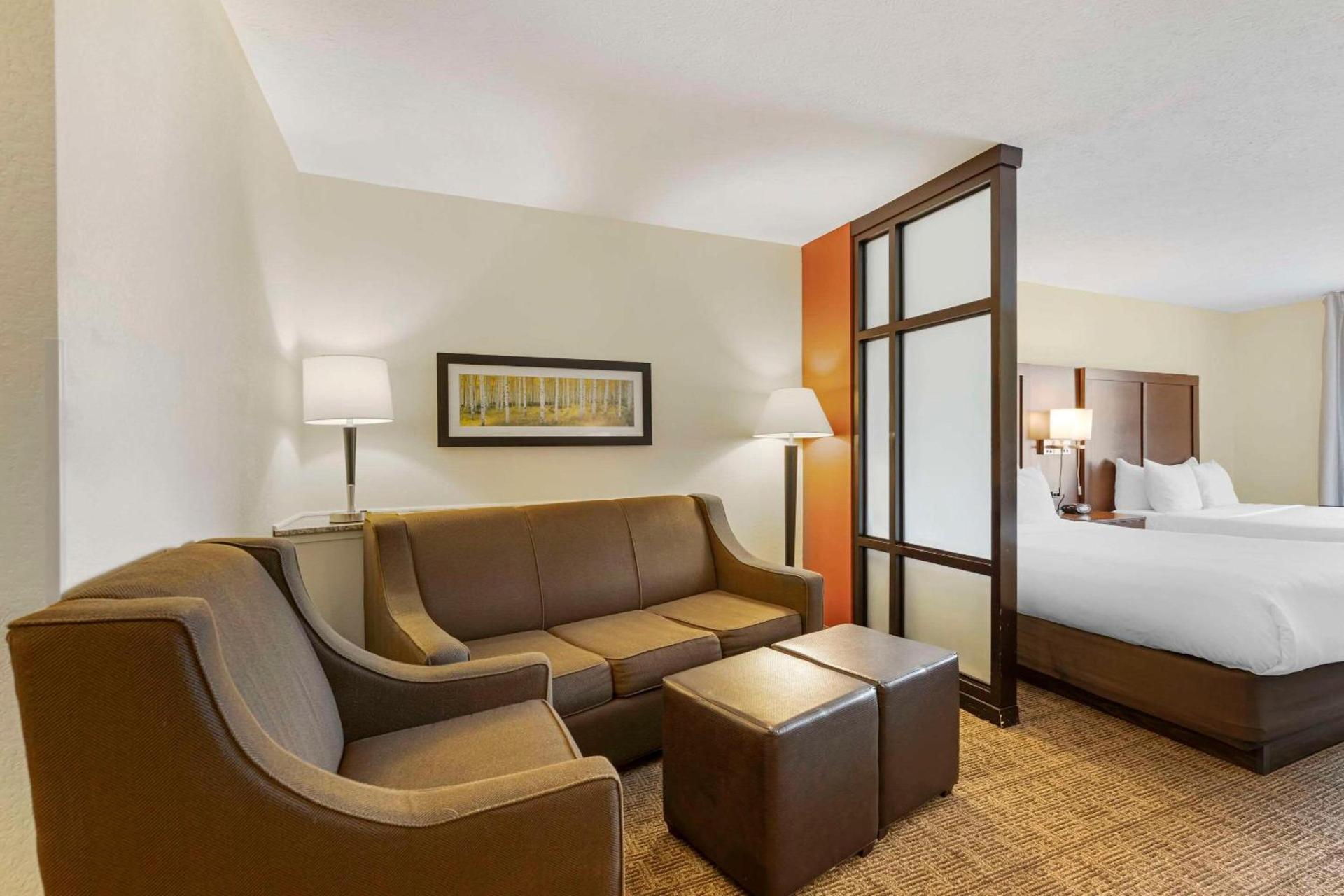 Comfort Suites East Lincoln - Mall Area photo 18