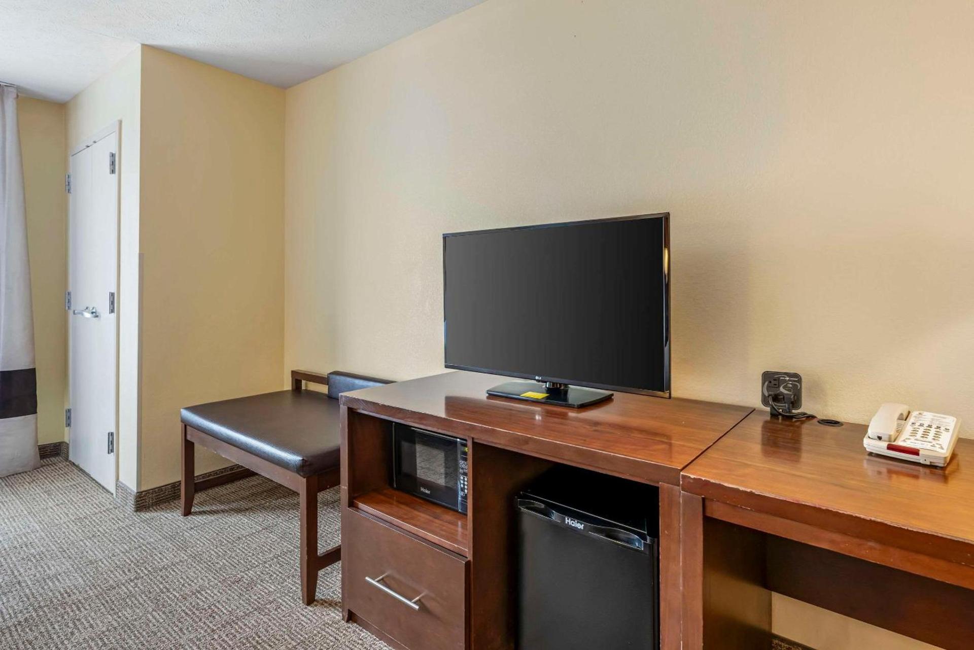 Comfort Suites East Lincoln - Mall Area photo 19
