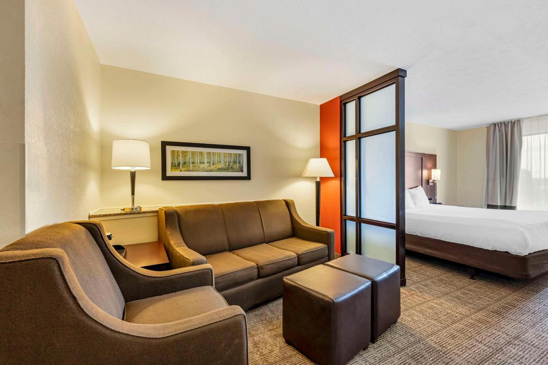Comfort Suites East Lincoln - Mall Area photo 23