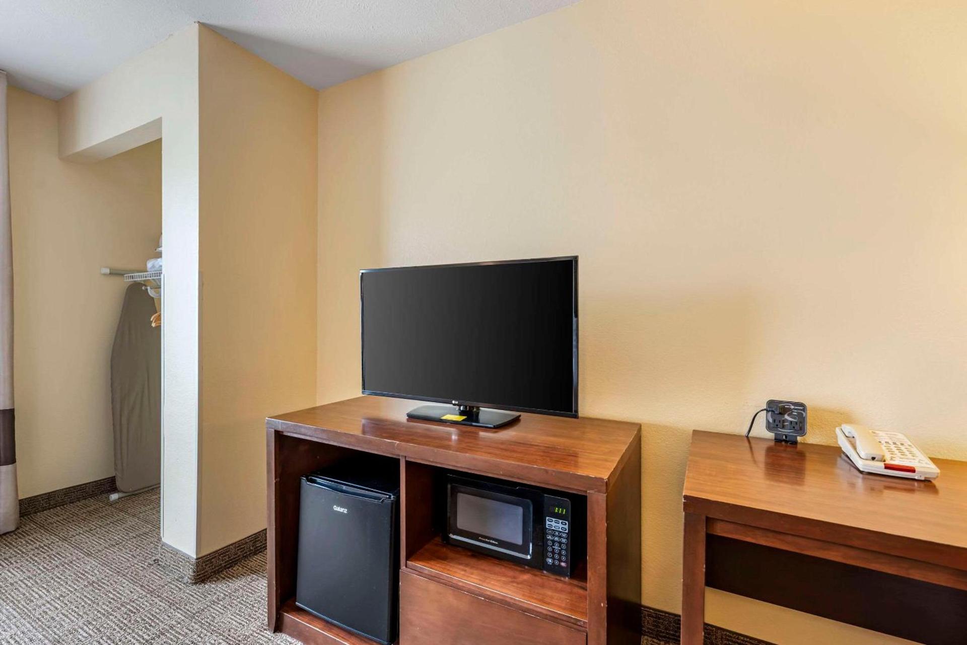 Comfort Suites East Lincoln - Mall Area photo 25