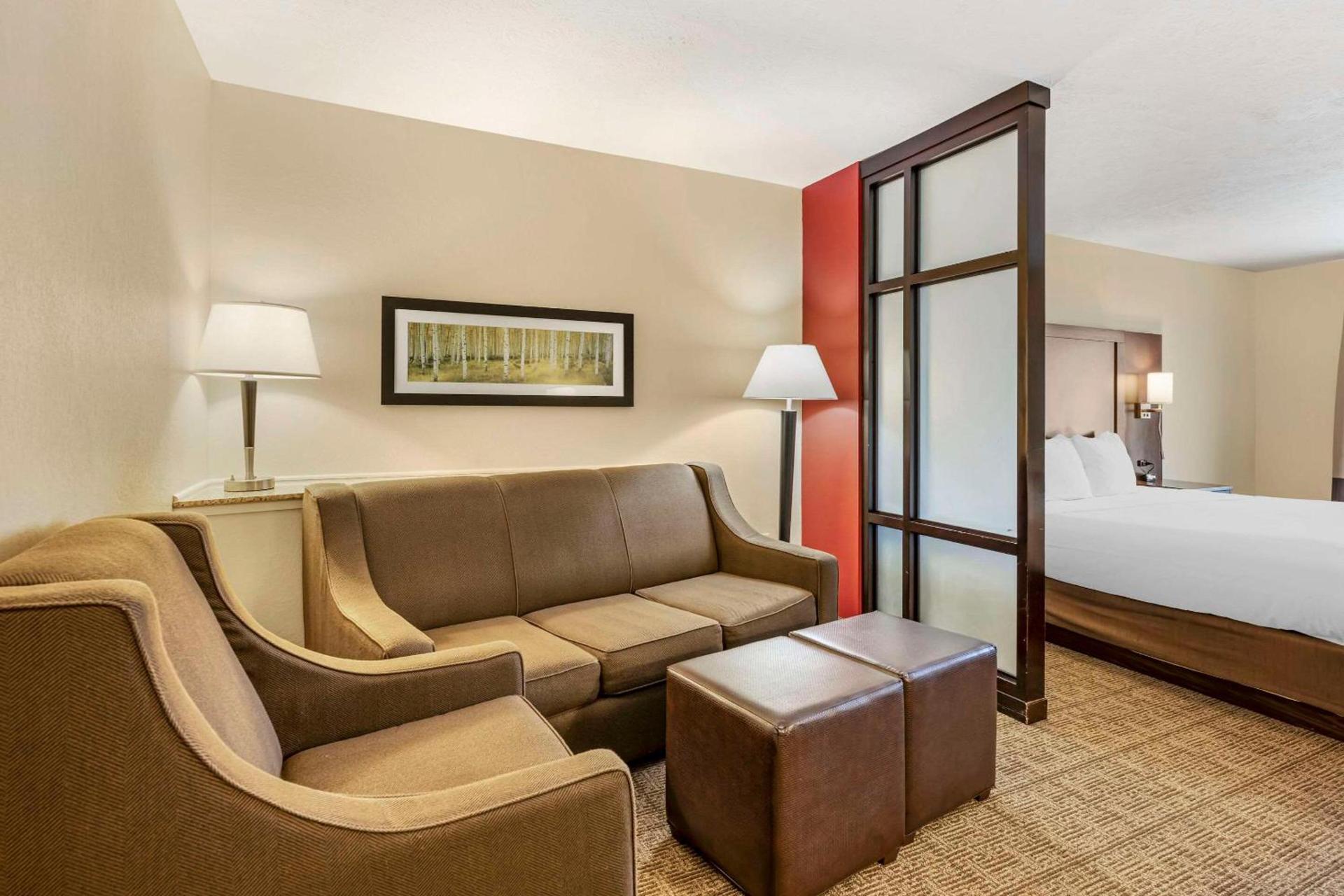 Comfort Suites East Lincoln - Mall Area photo 27