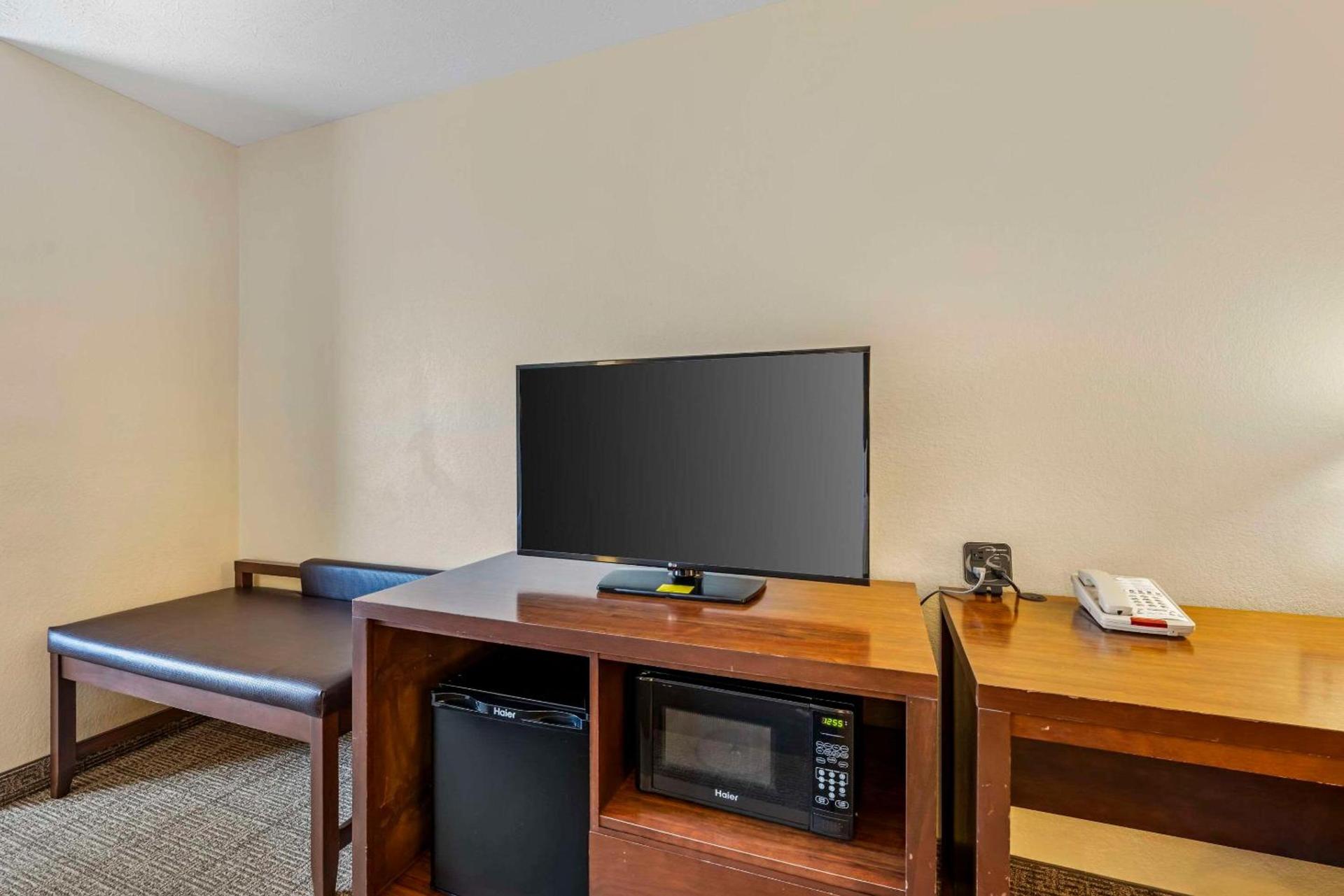 Comfort Suites East Lincoln - Mall Area photo 28