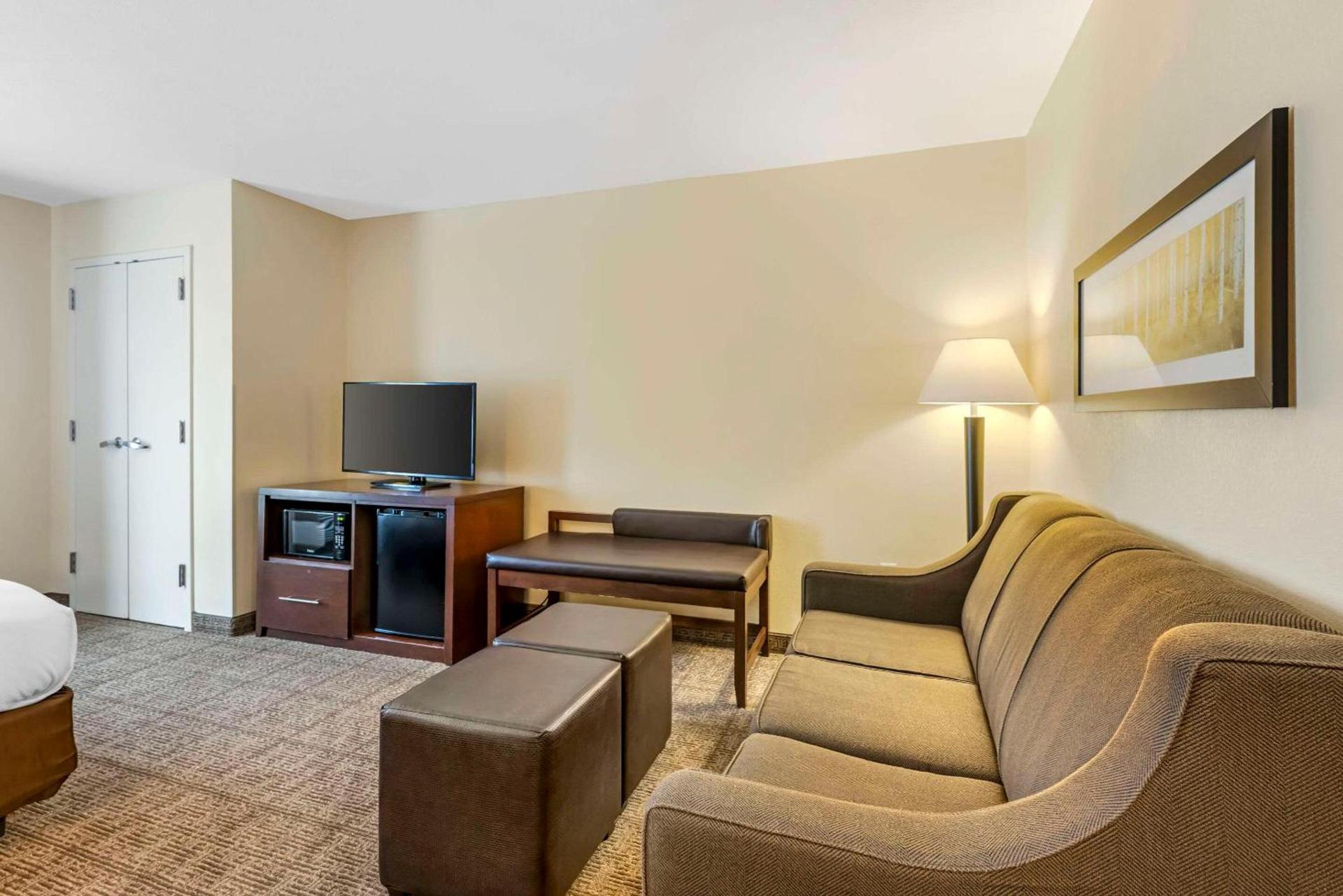 Comfort Suites East Lincoln - Mall Area photo 31