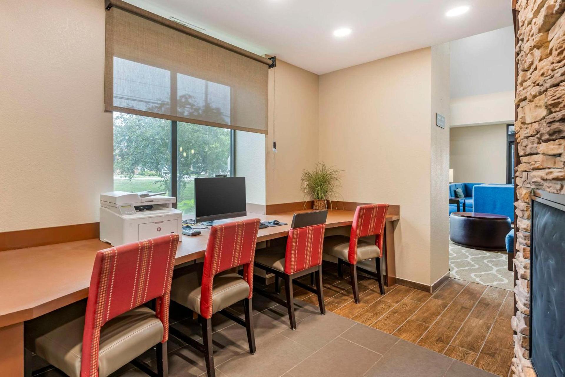 Comfort Suites East Lincoln - Mall Area photo 36