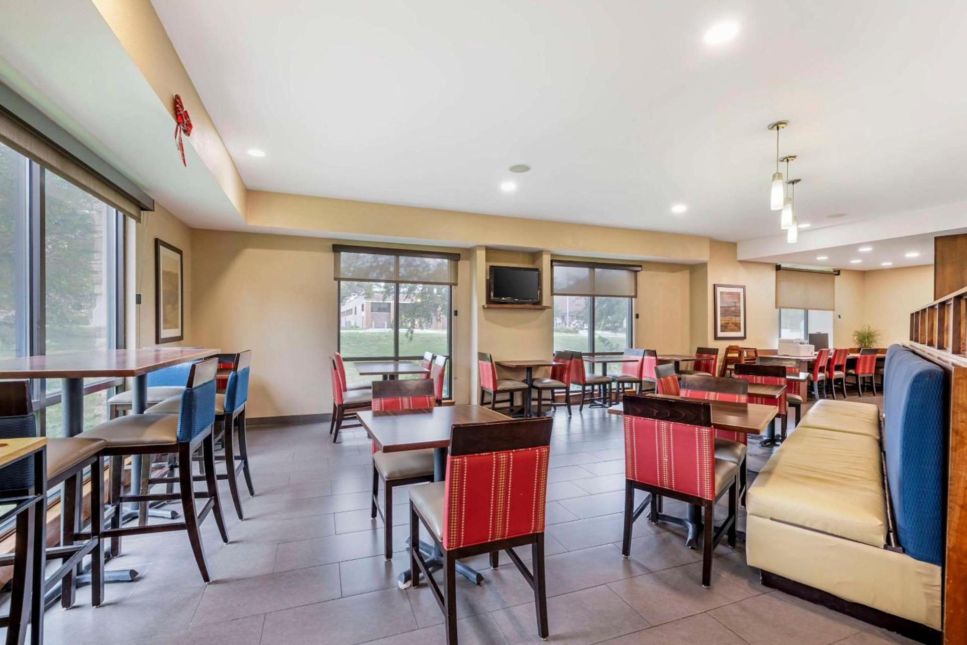 Comfort Suites East Lincoln - Mall Area photo 40