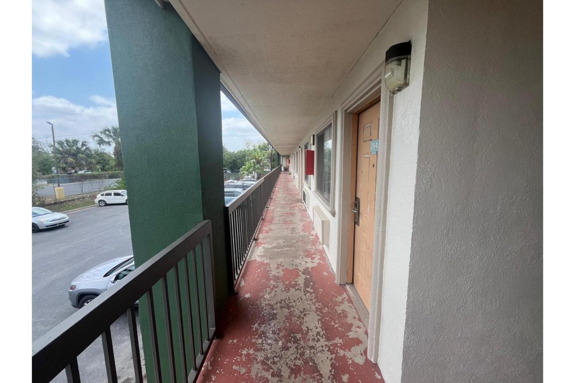La Posada Inn By OYO Brownsville photo 17