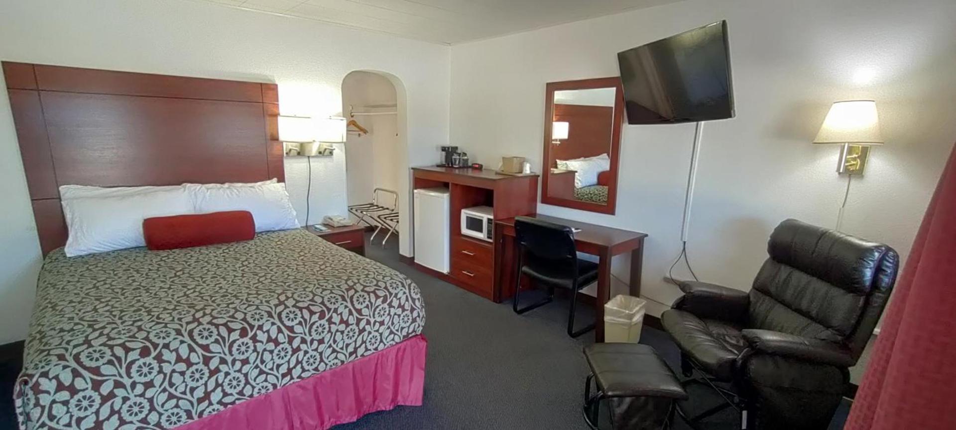 Hills Inn photo 4