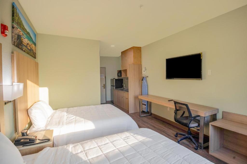 Royal Inn & Suites photo 29