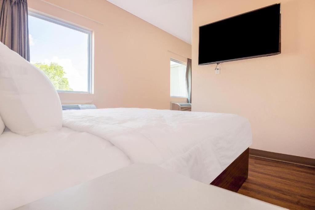 Royal Inn & Suites photo 28