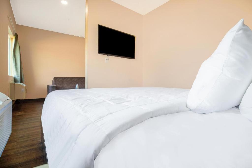 Royal Inn & Suites photo 10