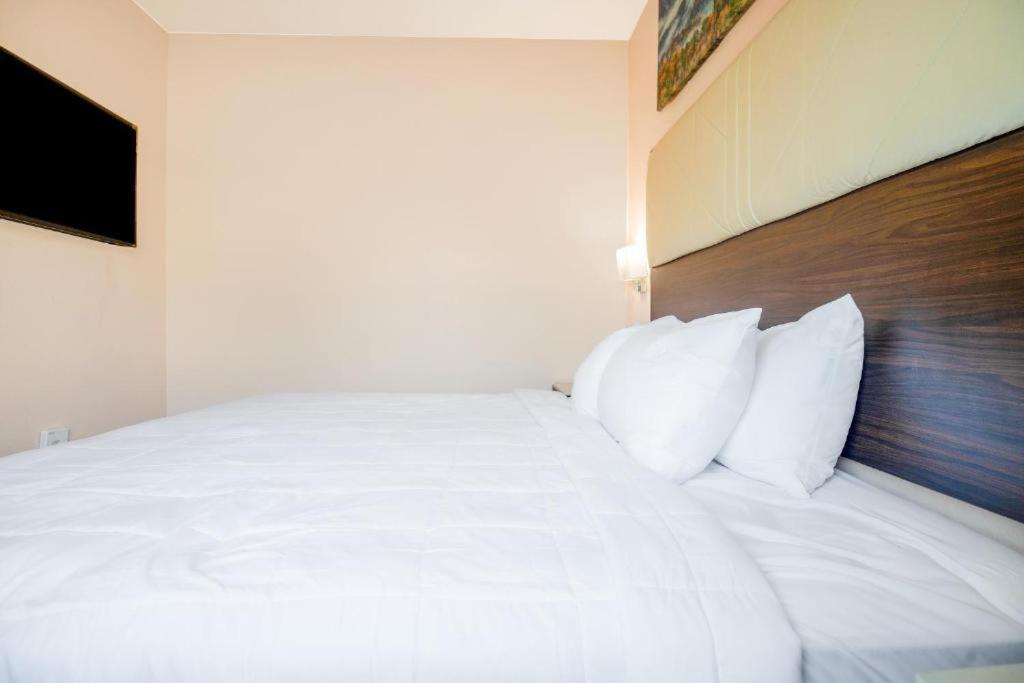 Royal Inn & Suites photo 12