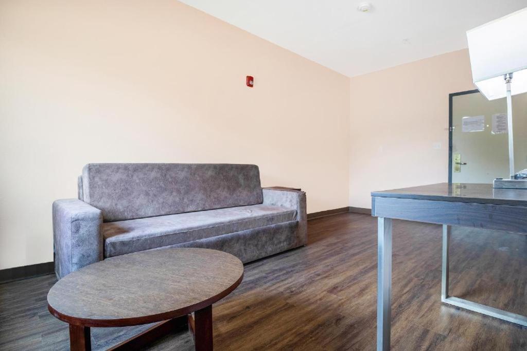 Royal Inn & Suites photo 15