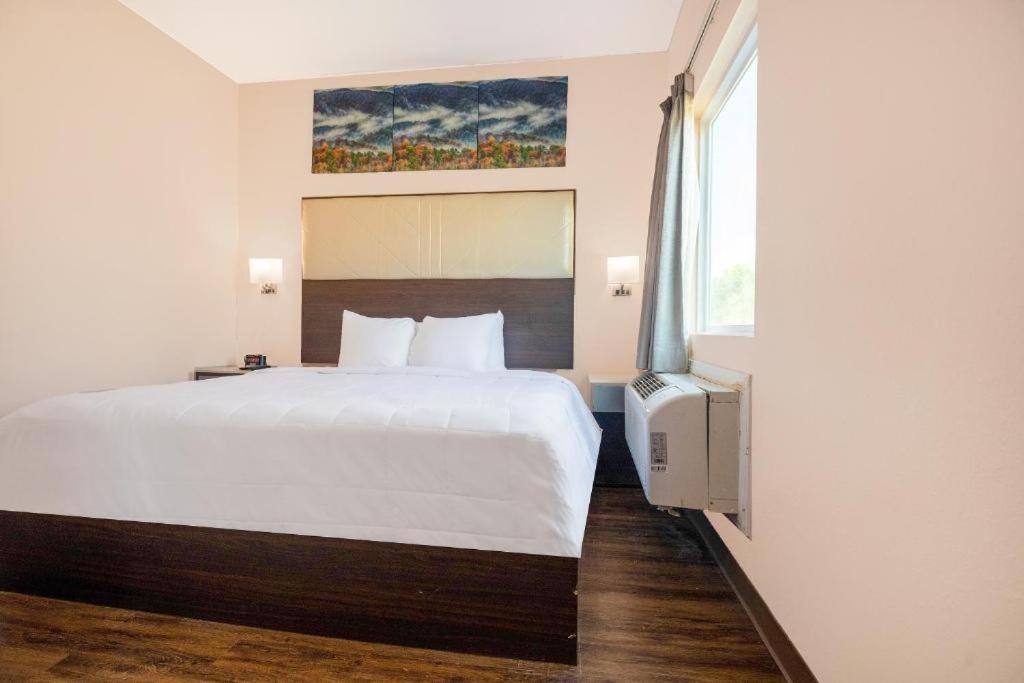 Royal Inn & Suites photo 18