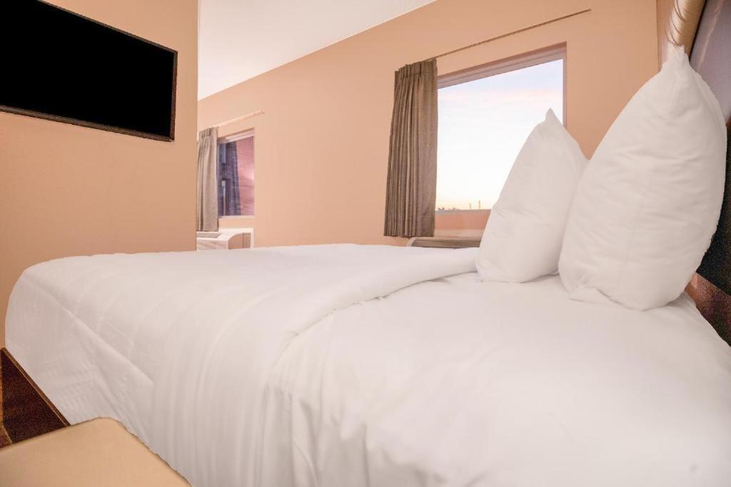 Royal Inn & Suites photo 13