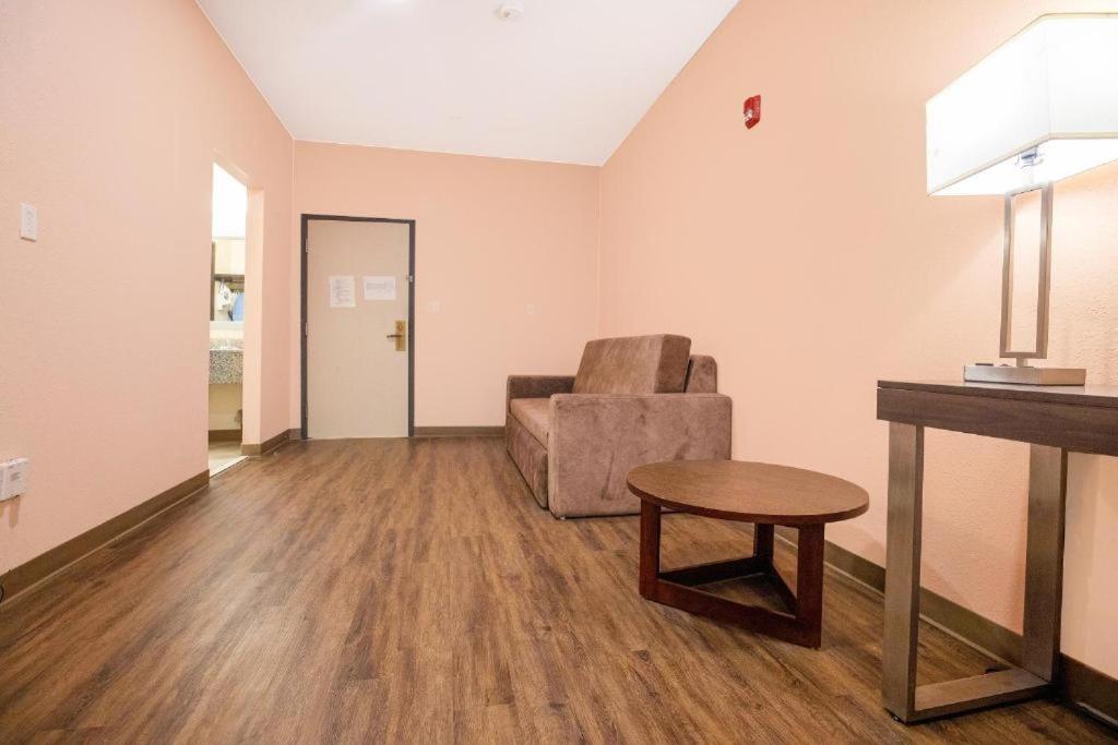 Royal Inn & Suites photo 19
