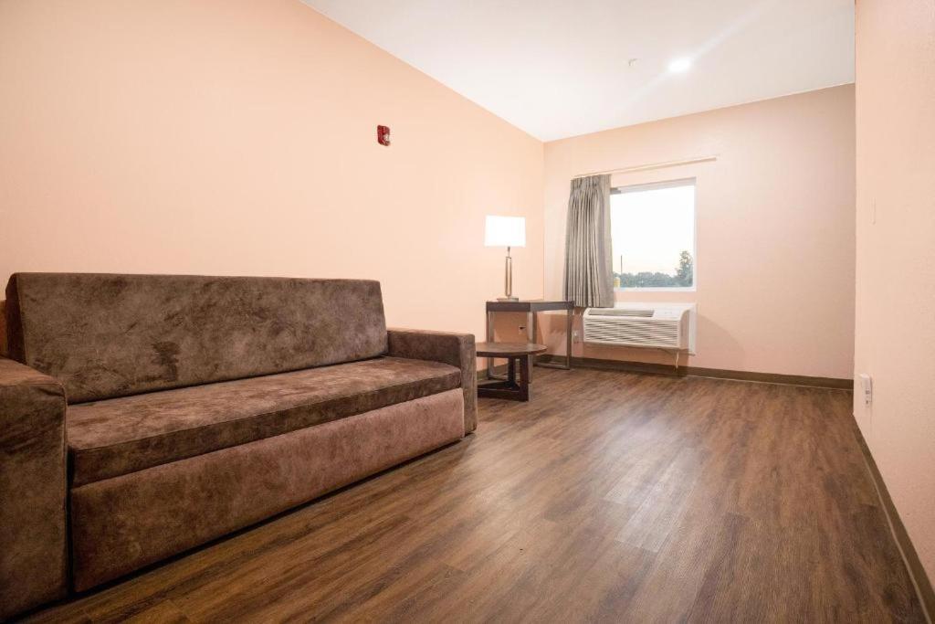 Royal Inn & Suites photo 23