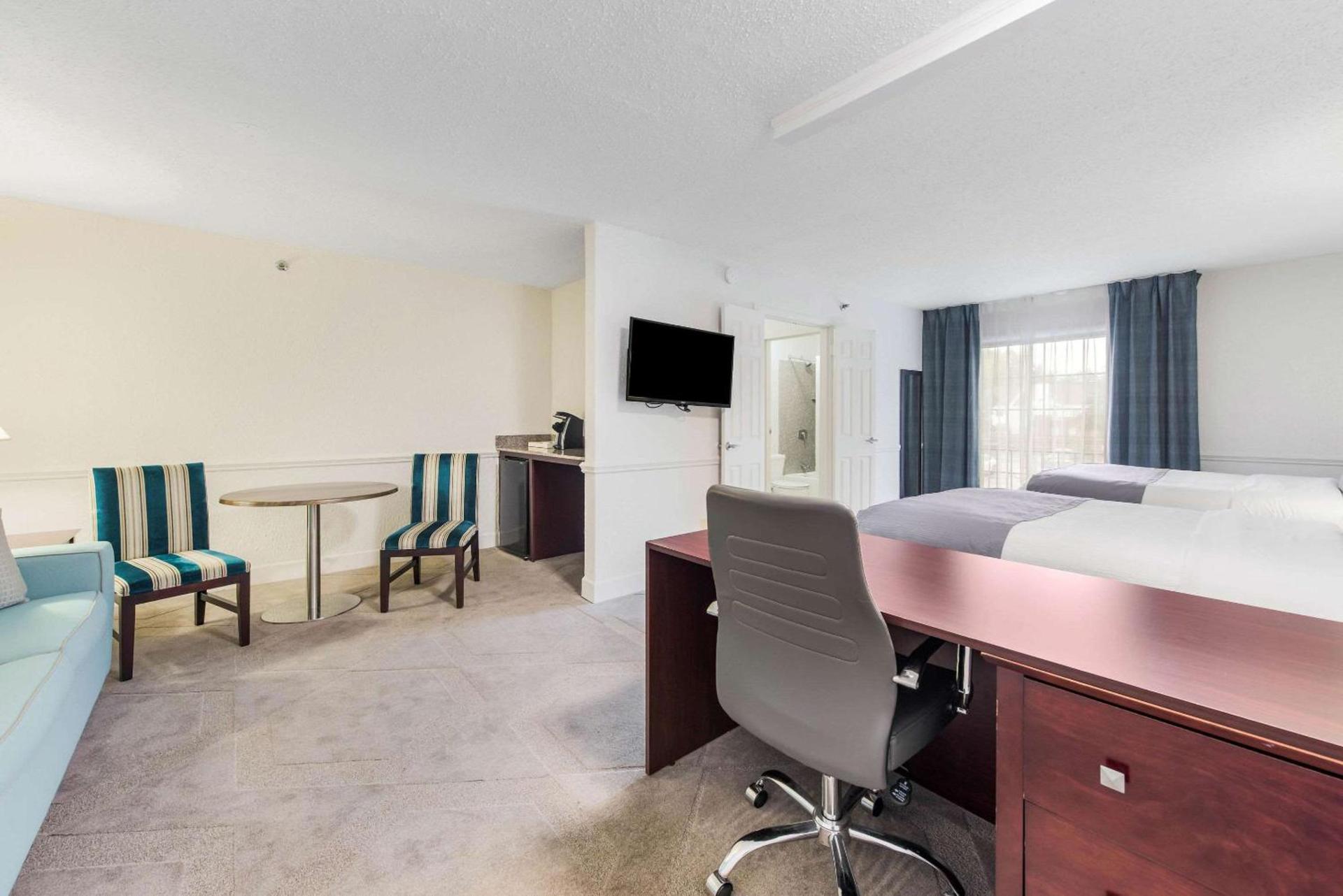 The Blu Hotel Blue Ash Cincinnati, an Ascend Collection Hotel photo 9