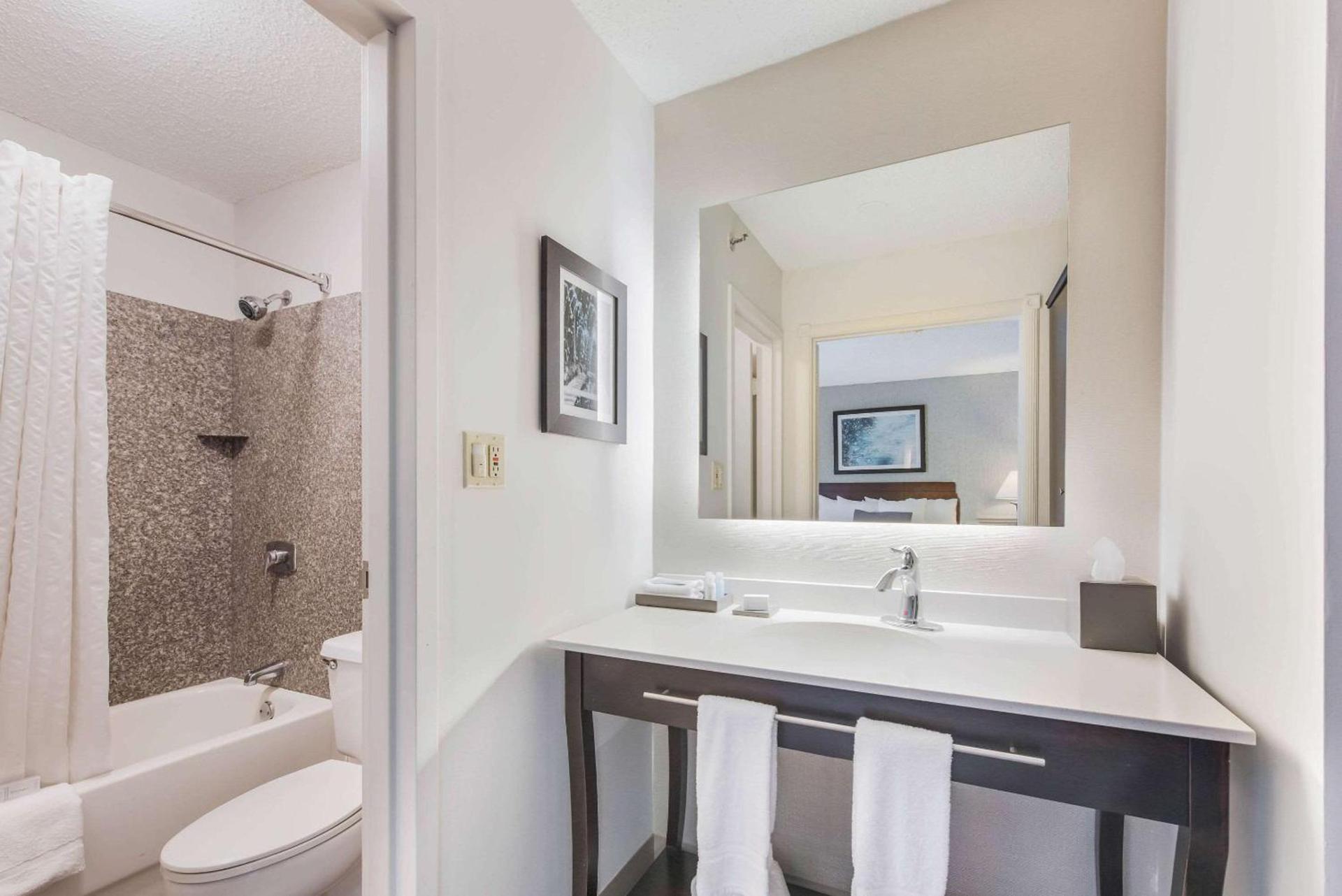 The Blu Hotel Blue Ash Cincinnati, an Ascend Collection Hotel photo 10