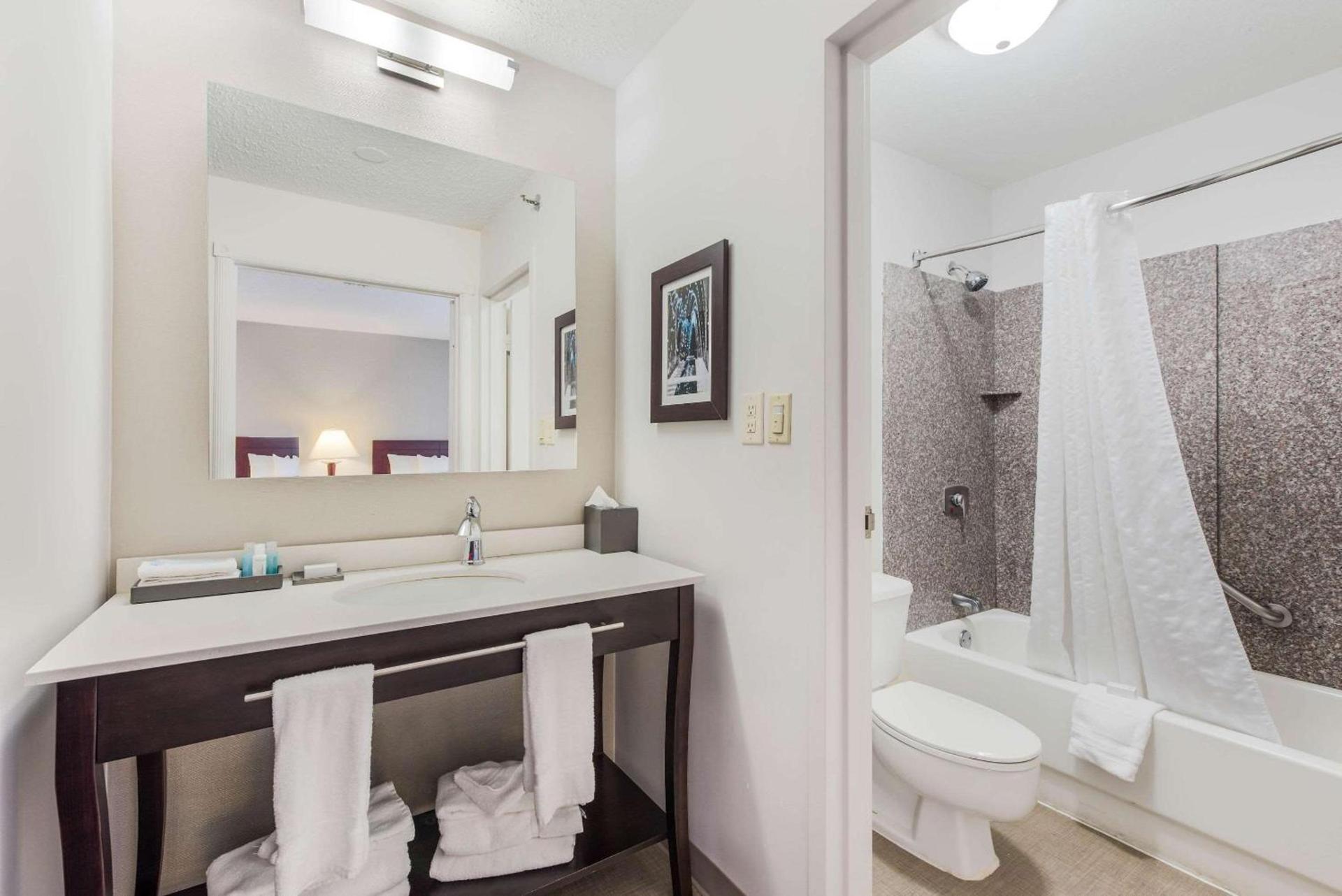 The Blu Hotel Blue Ash Cincinnati, an Ascend Collection Hotel photo 11