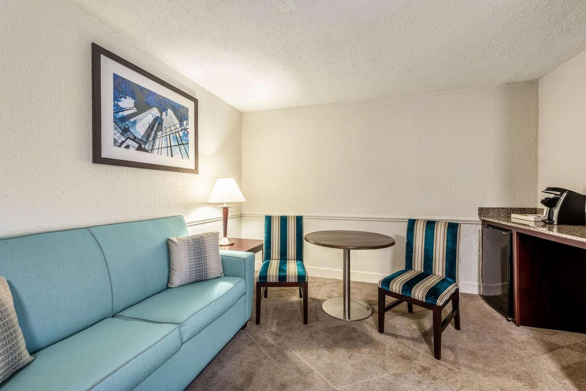 The Blu Hotel Blue Ash Cincinnati, an Ascend Collection Hotel photo 17