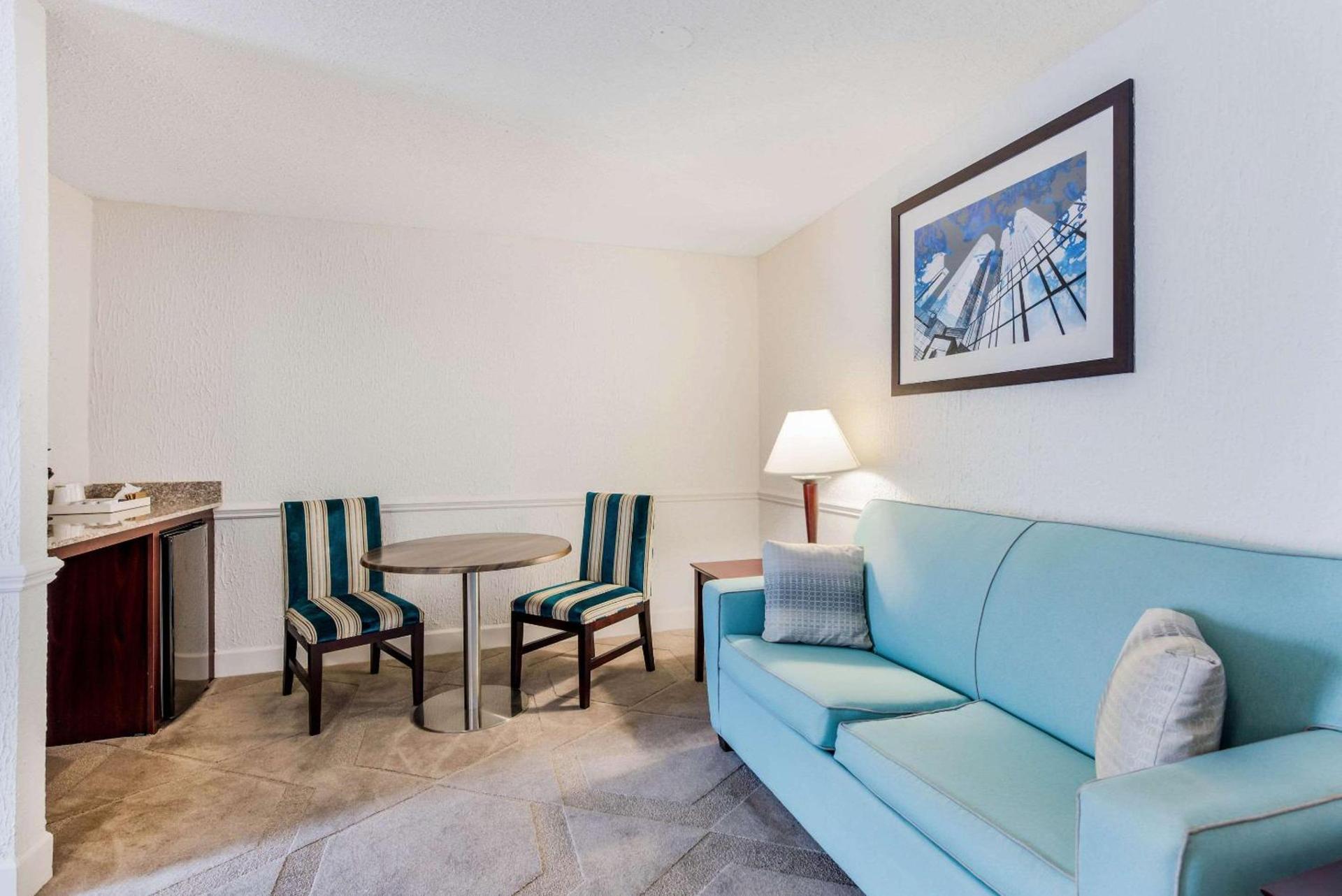 The Blu Hotel Blue Ash Cincinnati, an Ascend Collection Hotel photo 20
