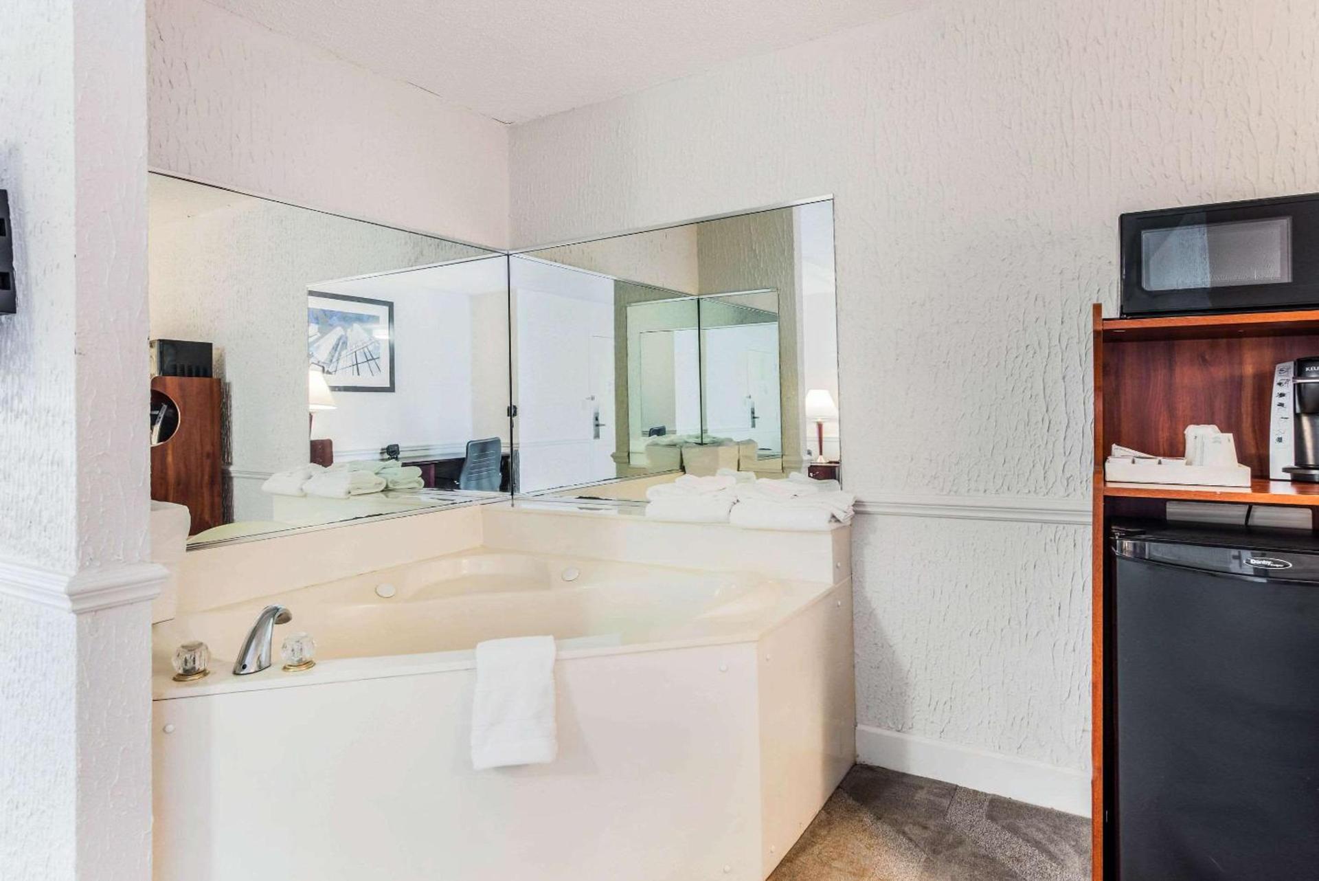The Blu Hotel Blue Ash Cincinnati, an Ascend Collection Hotel photo 24