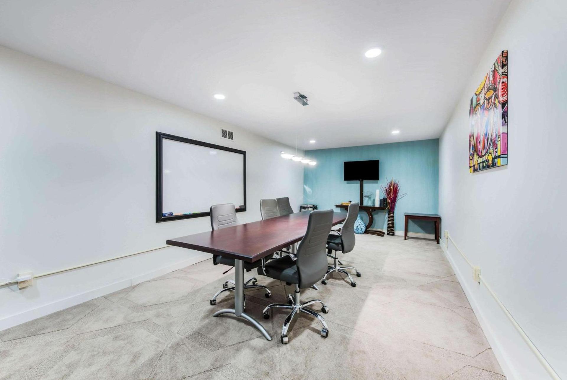The Blu Hotel Blue Ash Cincinnati, an Ascend Collection Hotel photo 32