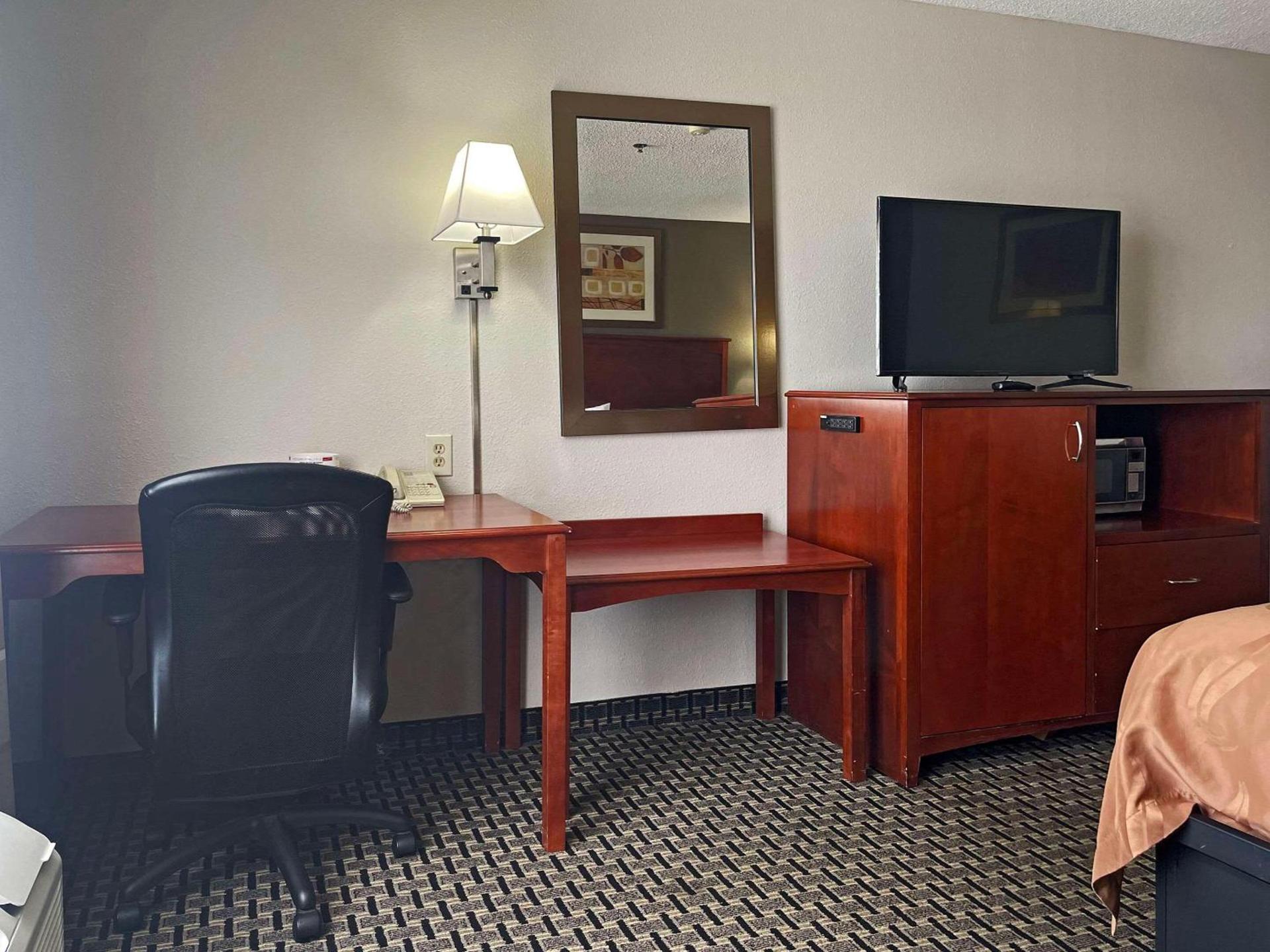 Quality Inn & Suites Cincinnati Sharonville photo 21