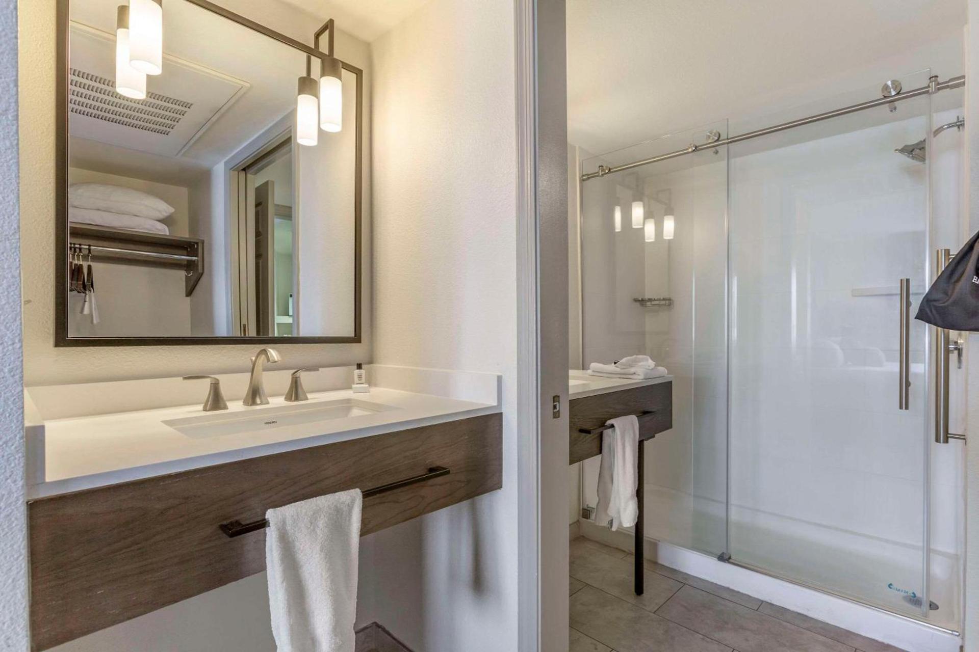 Windmill Suites Surprise - Phoenix, an Ascend Collection Hotel photo 6