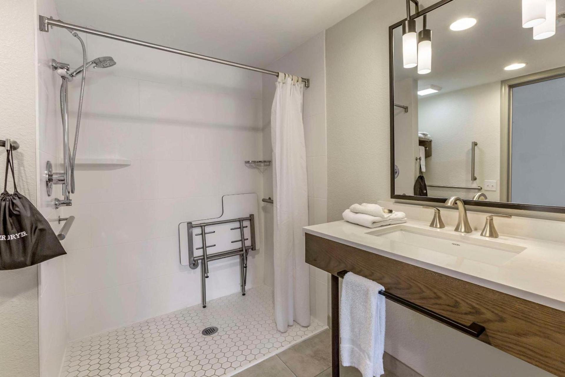 Windmill Suites Surprise - Phoenix, an Ascend Collection Hotel photo 9