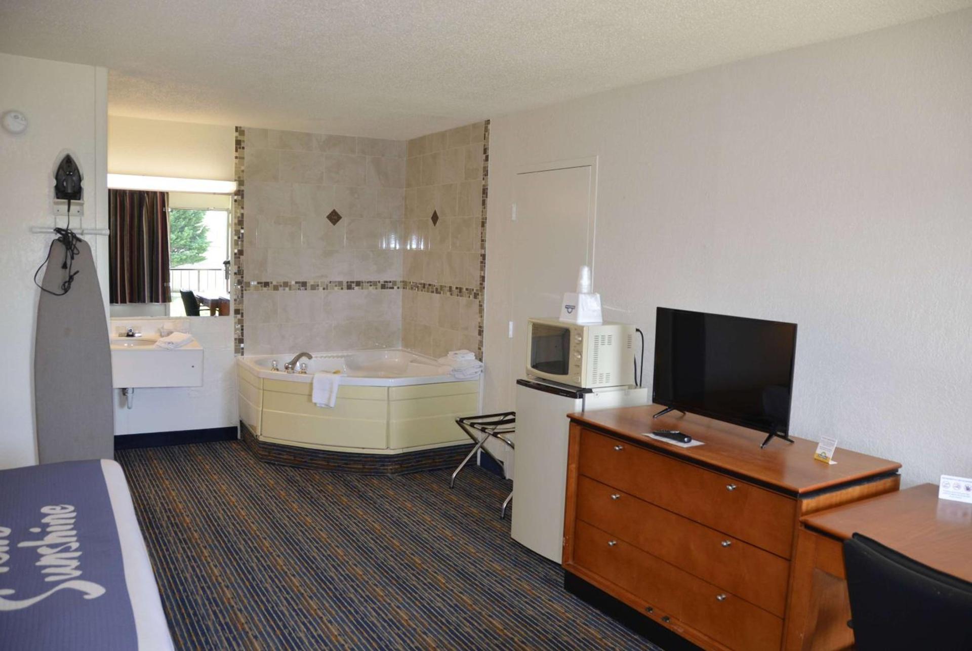 Days Inn by Wyndham Luray Shenandoah photo 23