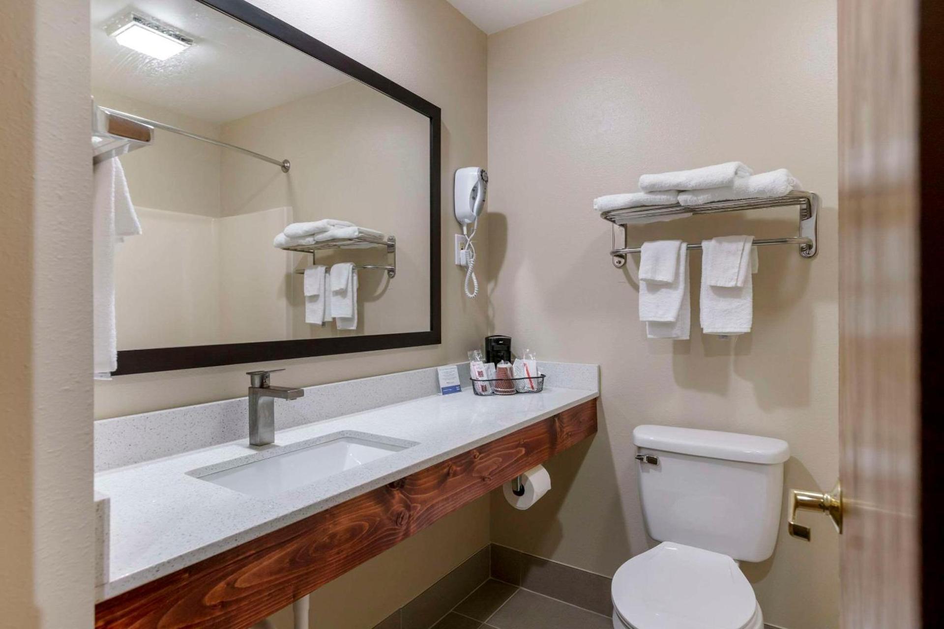 Rodeway Inn Grandville - Grand Rapids photo 14