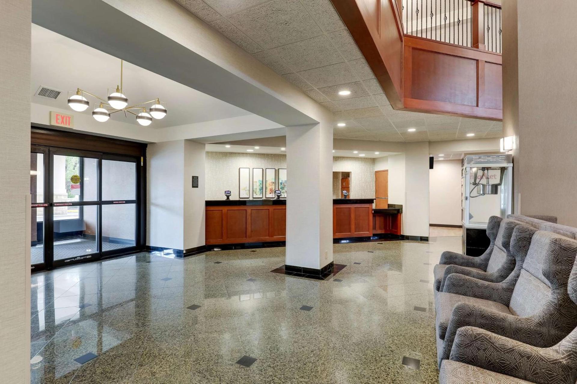 Drury Inn & Suites Birmingham Lakeshore Drive photo 5