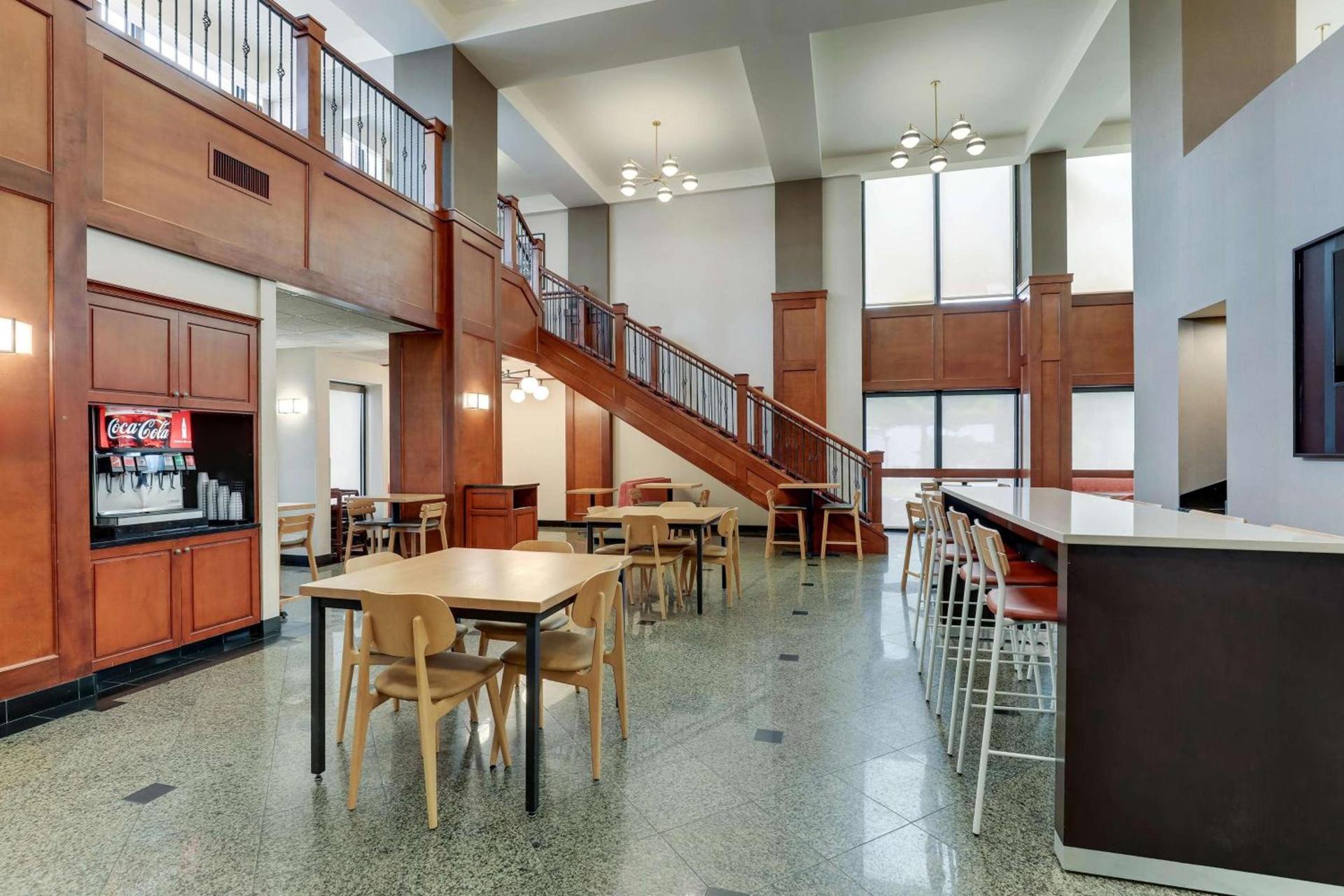 Drury Inn & Suites Birmingham Lakeshore Drive photo 8