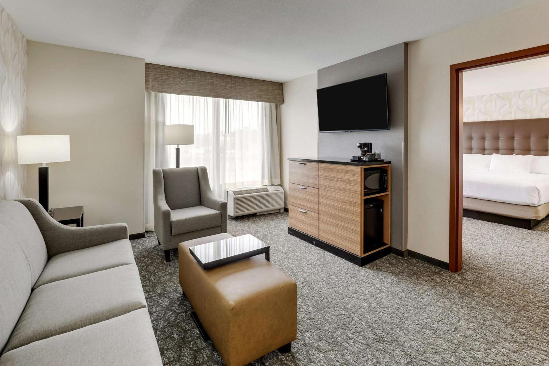 Drury Inn & Suites Birmingham Lakeshore Drive photo 17