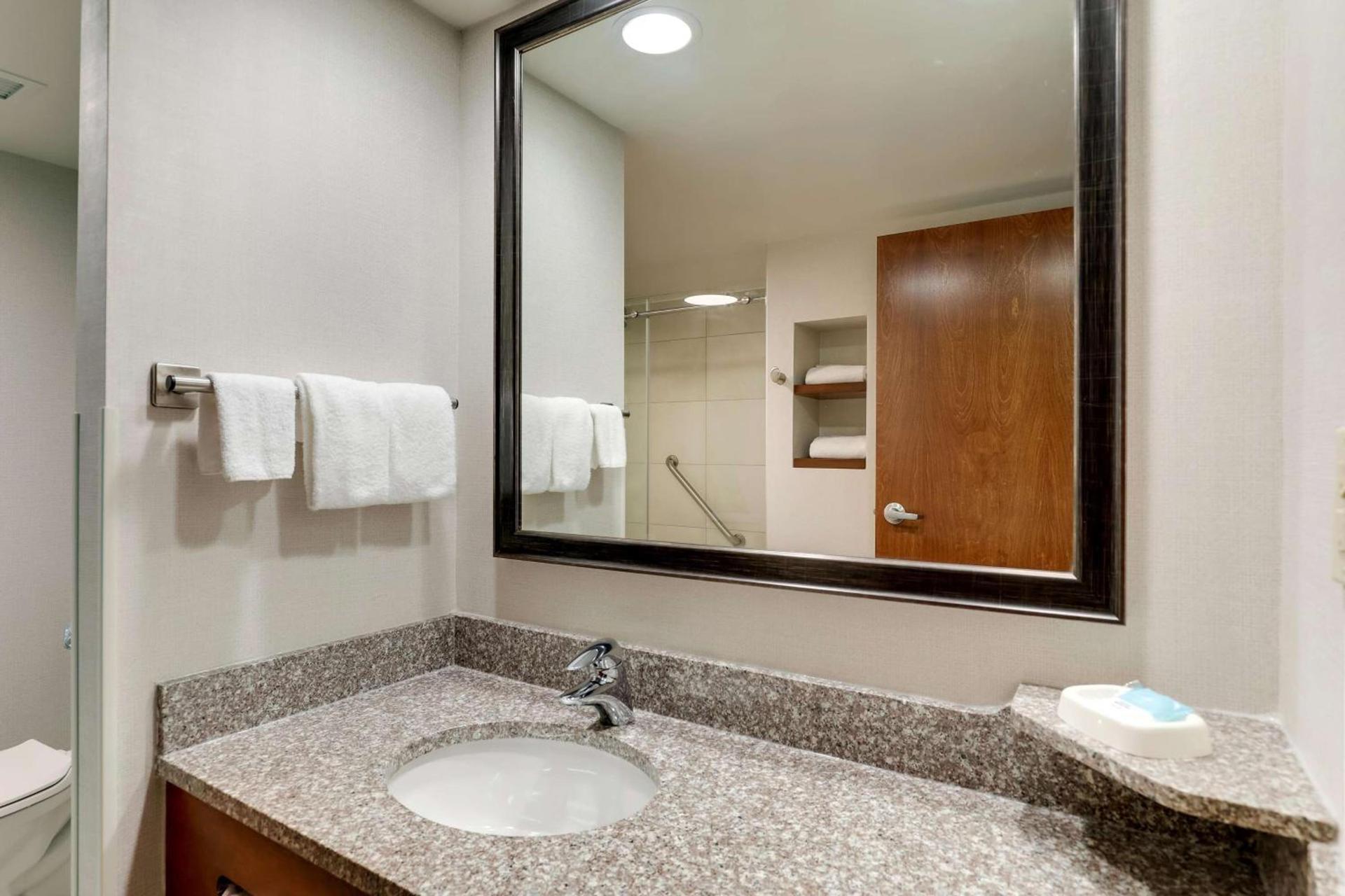 Drury Inn & Suites Birmingham Lakeshore Drive photo 42