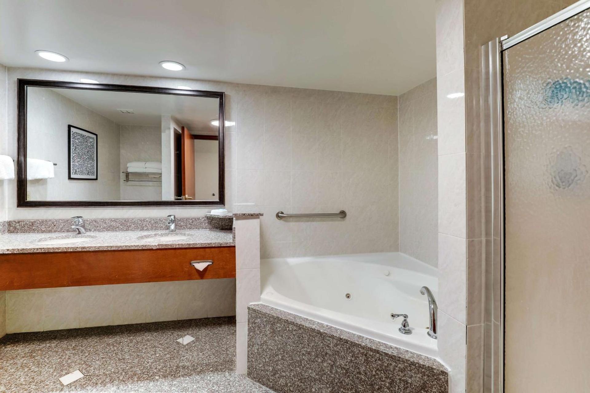 Drury Inn & Suites Birmingham Lakeshore Drive photo 45