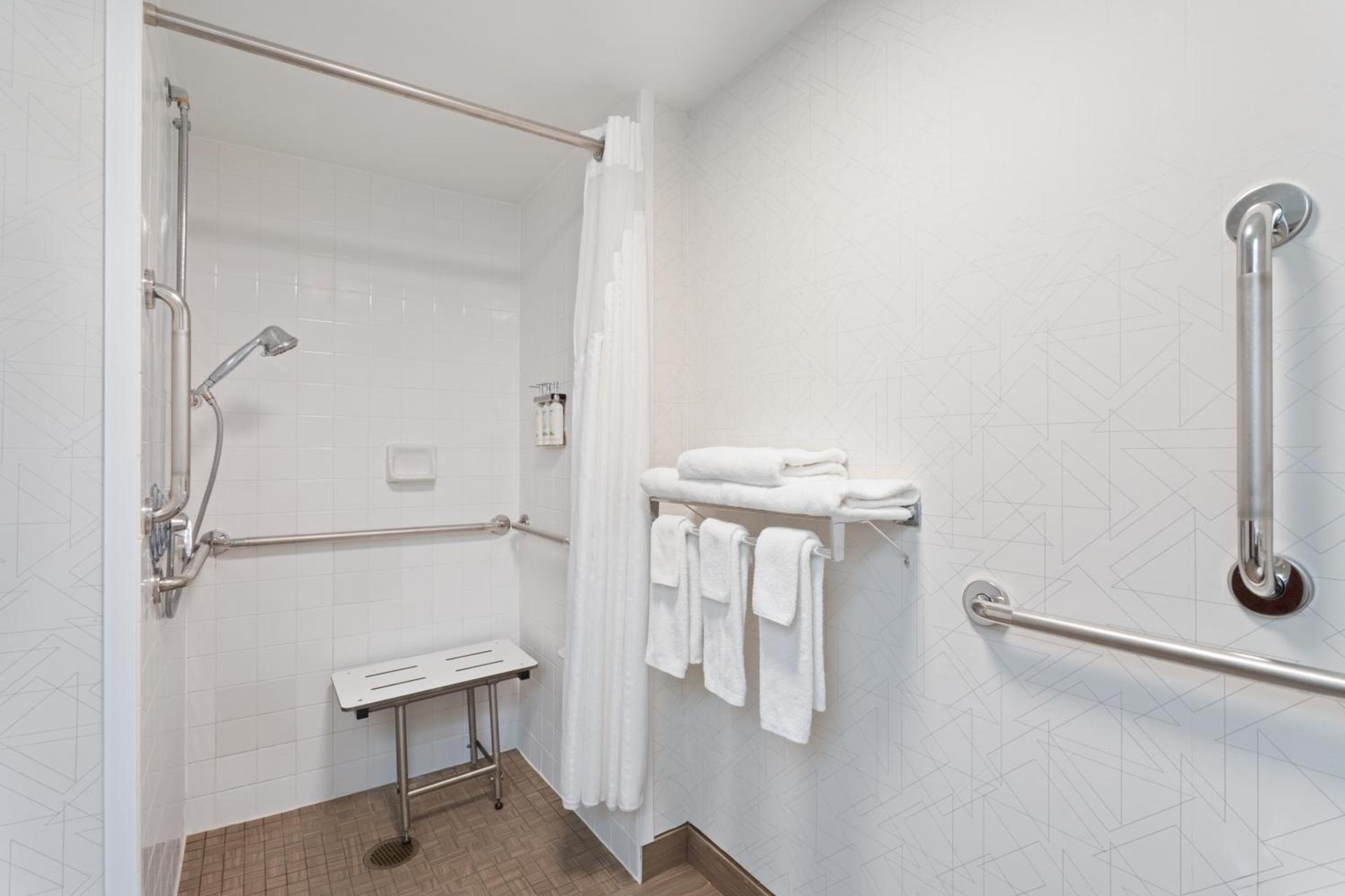 Holiday Inn Express & Suites Cincinnati Riverfront by IHG photo 7