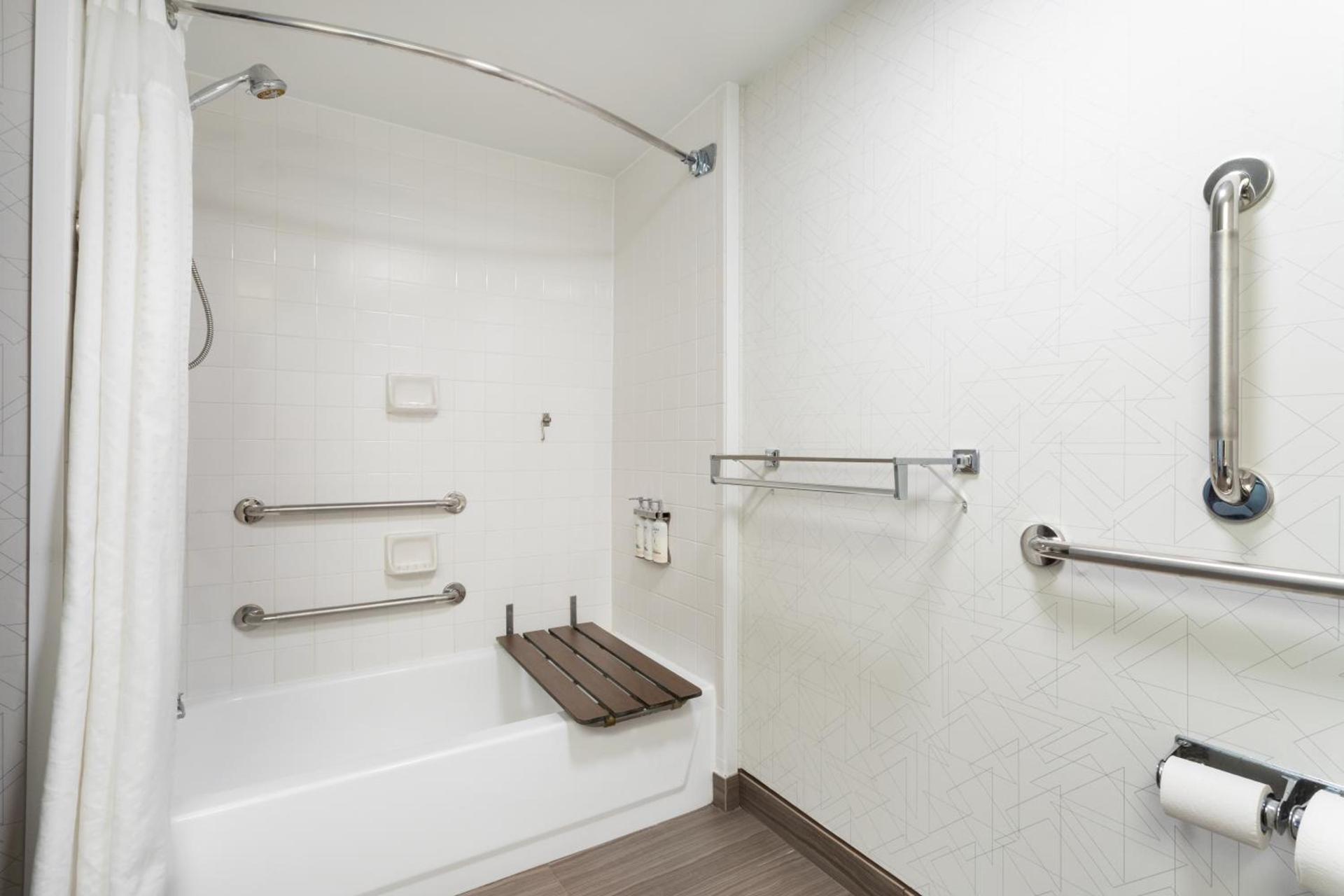 Holiday Inn Express & Suites Cincinnati Riverfront by IHG photo 8