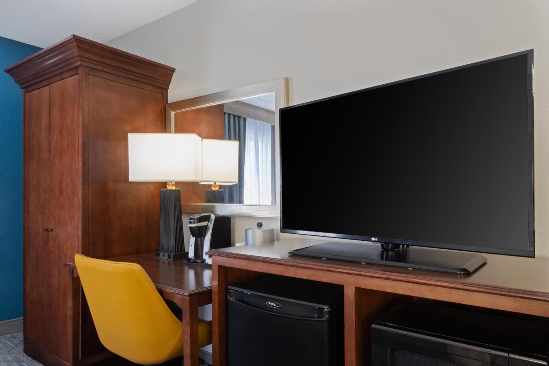 Holiday Inn Express & Suites Cincinnati Riverfront by IHG photo 12