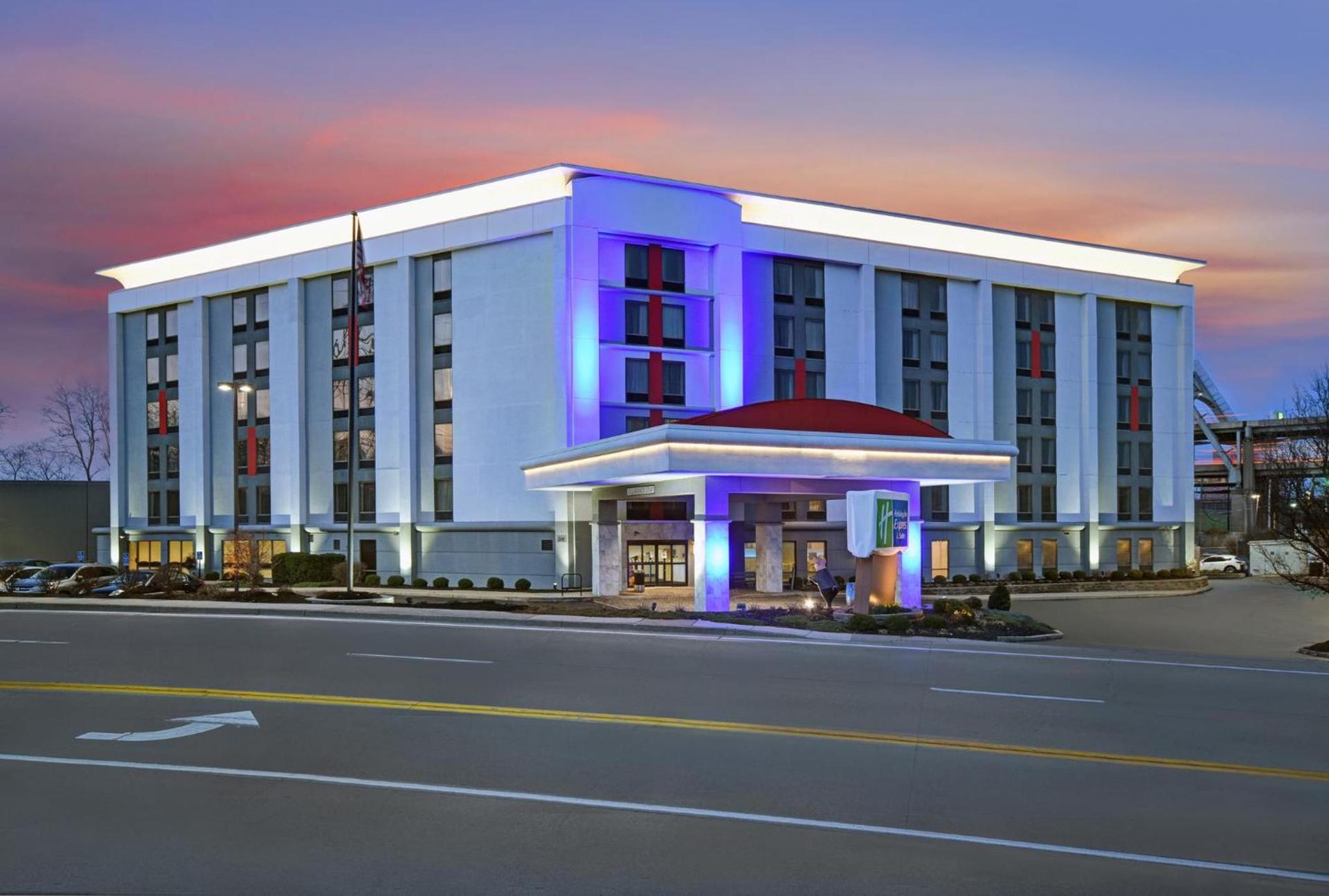 Holiday Inn Express & Suites Cincinnati Riverfront by IHG — hotel in Covington