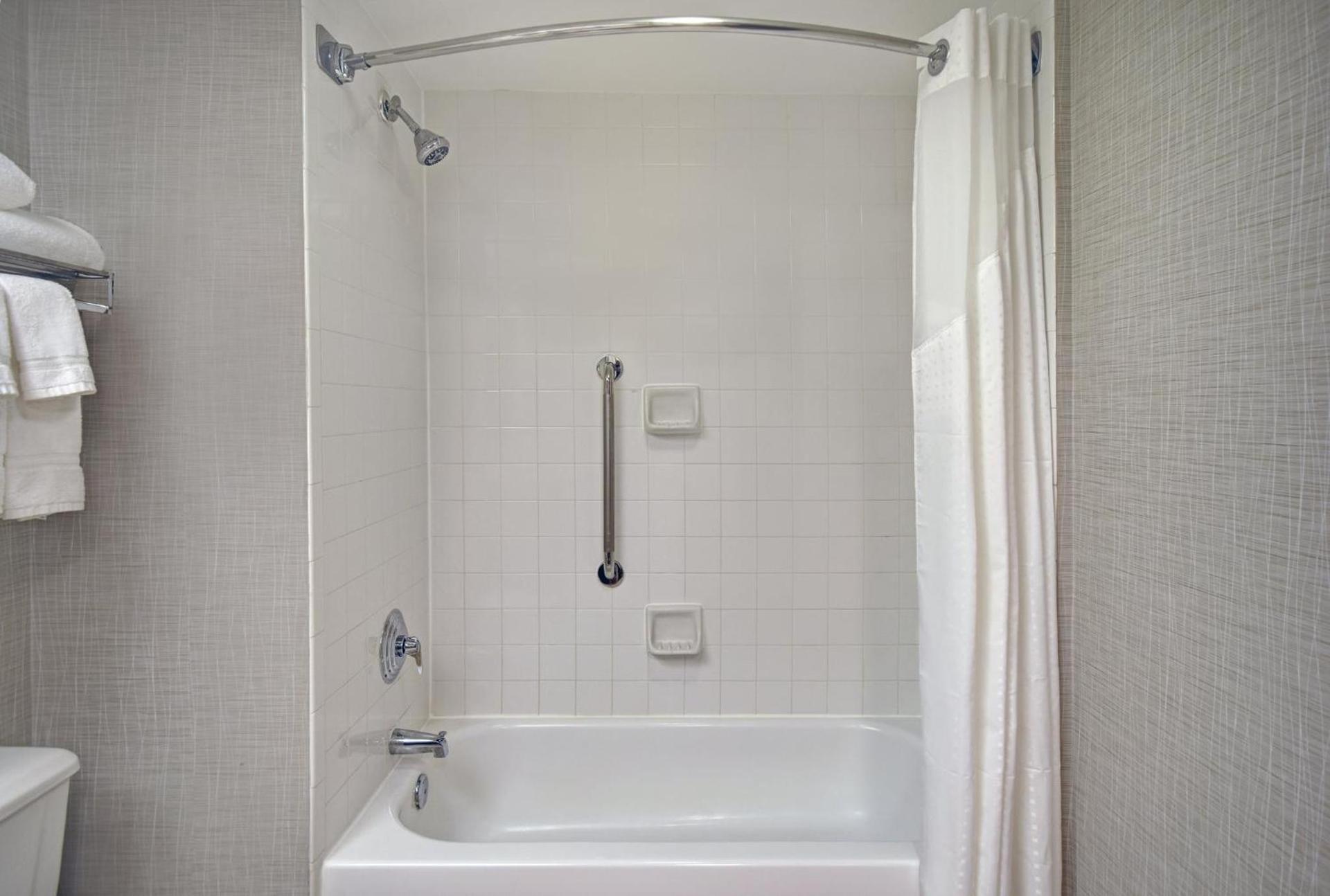 Holiday Inn Express & Suites Cincinnati Riverfront by IHG photo 72